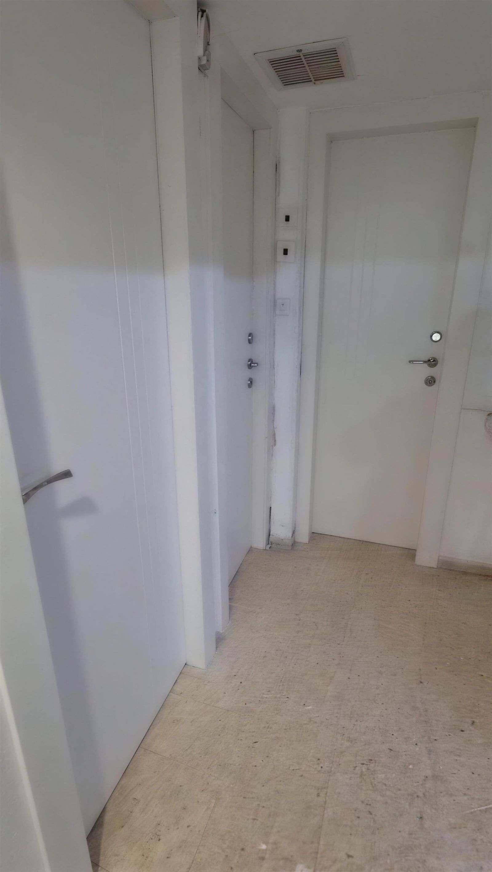 Le même couloir avec des portes intérieures blanches neuves